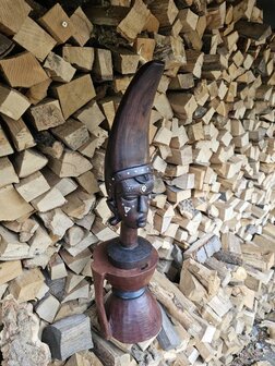 Beeld op voet (ca 84 cm)