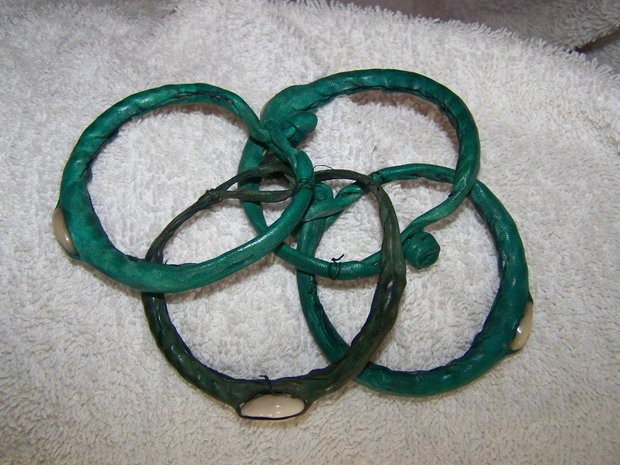 Armband leder met sluiting - groen (schelp)