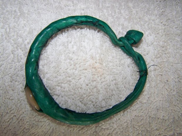 Armband leder met sluiting - groen (schelp)